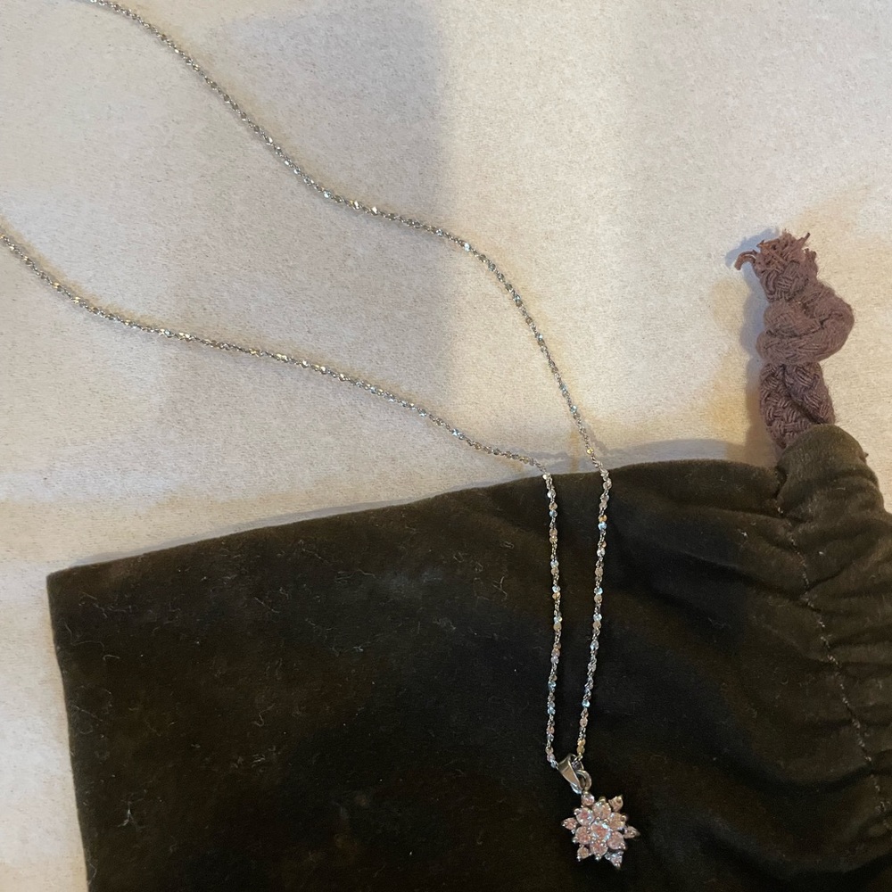Beautiful Silver Star Pendant With Necklace.